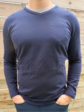 State & Liberty - Navy v-neck slim fit sweater (L) in great condition